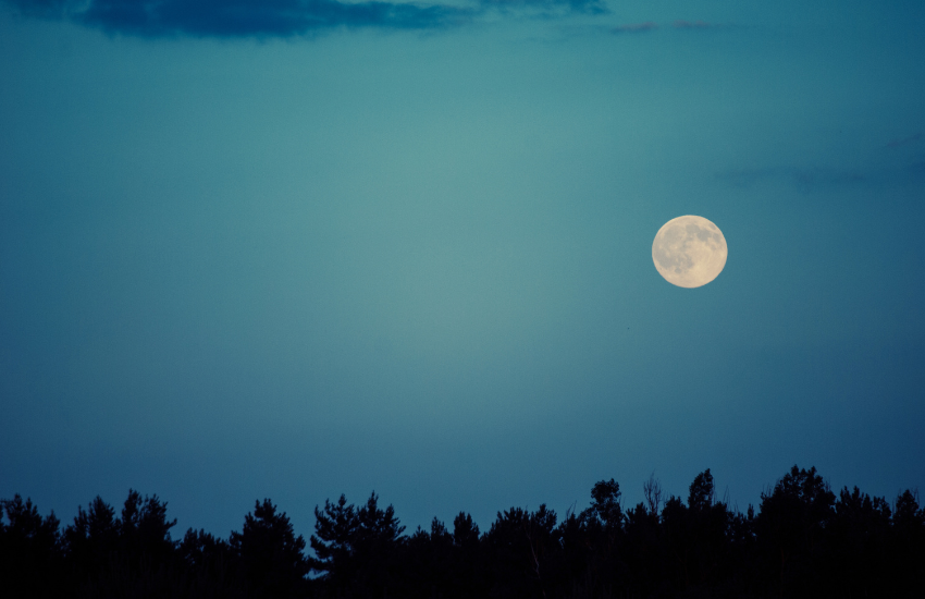 Saltos nocturnos con la luna llena de agosto