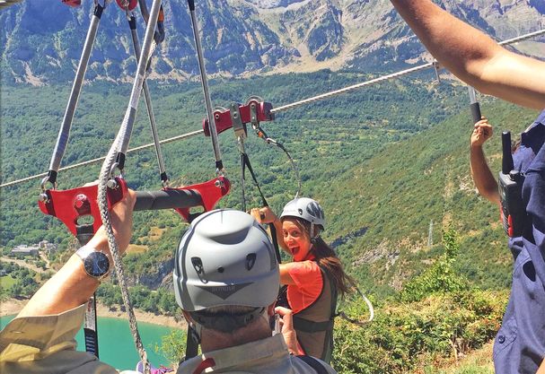 Descubre con Laura Madrueño (Cuatro TV) la Tirolina del Valle de Tena, la tirolina doble más larga de Europa. ¿quieres ver cómo fue su salto?