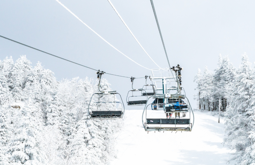 Tirolina y esquí, una propuesta para el fin de semana en el Valle de Tena