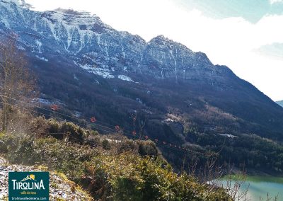 Tirolina del Valle de Tena en el Pirineo: deslízate por la tirolina doble más larga de Europa...