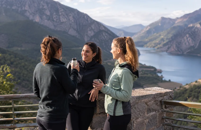Grupo de amigas en una despedida de soltera en la naturaleza junto al mirador y la tirolina en Hoz de Jaca.