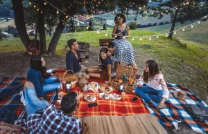 gente haciendo picnic en el valle de tena