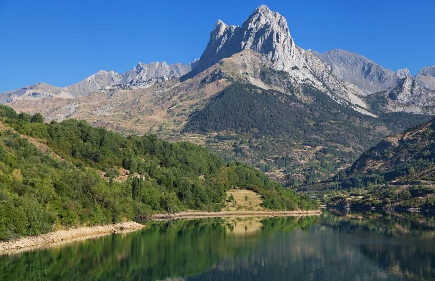 Vista panorámica del Valle de Tena con el embalse y el pico Peña Foratata al fondo, rodeado de bosques y montañas