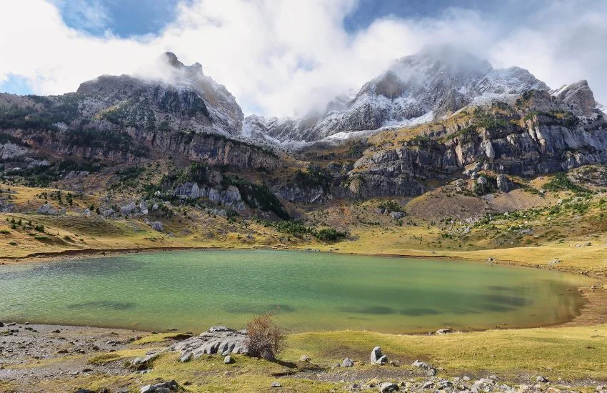 Ibón de Piedrafita en el Valle de Tena, rodeado de praderas alpinas y las cumbres de la sierra de Partacua