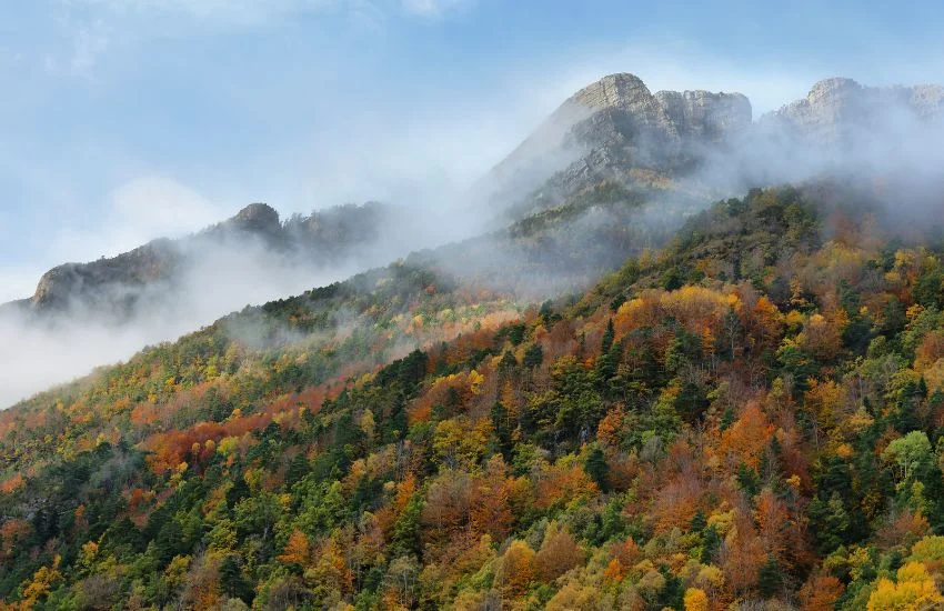 Paisaje de otoño en el Valle de Tena, una de las mejores experiencias turísticas en el Pirineo Aragonés