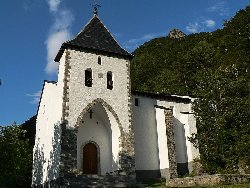 Ermita de Santa Elena en el Pirineo aragonés, rodeada de naturaleza y montañas, ejemplo del patrimonio religioso en los pueblos de Aragón.