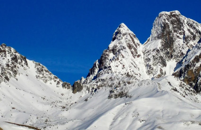 Montañas nevadas del Pirineo aragonés bajo cielo azul, paisaje invernal del Valle de Tena