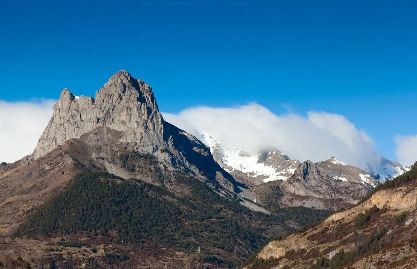 Explora el Valle de Tena en cada estación: rutas, naturaleza, actividades como la tirolina y planes únicos en el Pirineo aragonés. Montaña, aventura y paisajes que impresionan.