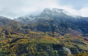 Vista aérea del Valle de Tena con montañas, embalse y bosques desde un mirador