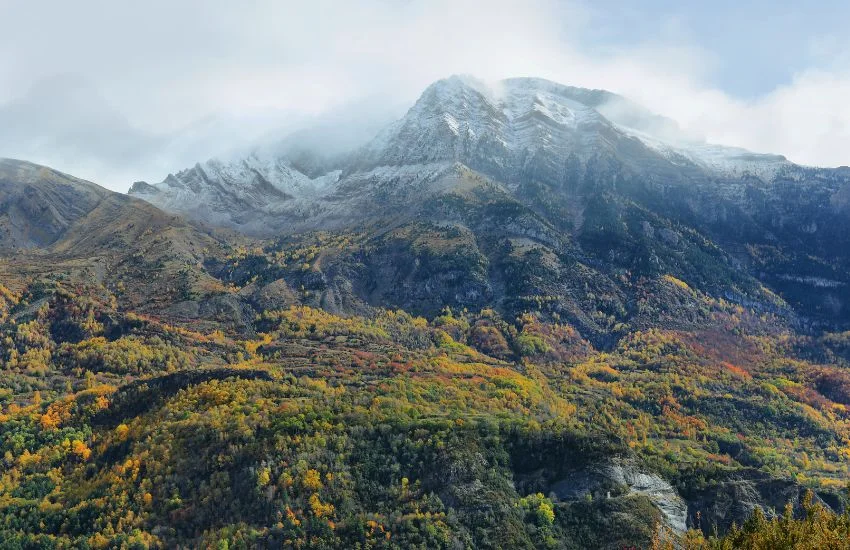 Vista aérea del Valle de Tena con montañas, embalse y bosques desde un mirador