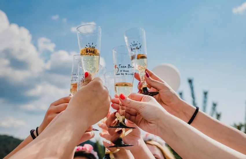 Grupo de amigas en la salida de la tirolina, despedida de soltera aventurera en el Valle de Tena